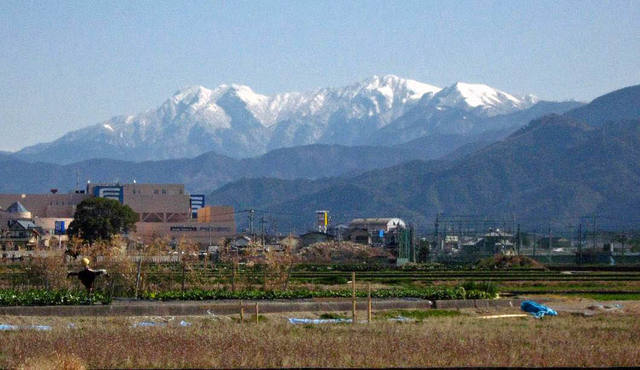 雪を抱いた皿ケ嶺連峰。なぜか厳粛な気持ちにさせられてしまいます