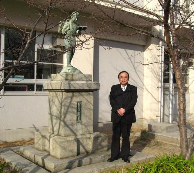昔懐かしい二宮尊徳の銅像が松山市立久枝小学校にありました