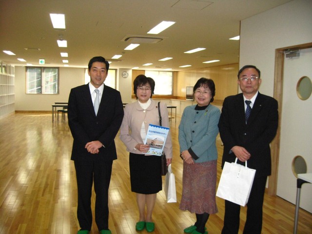 畑寺福祉センターの開所式で中村市長と記念撮影